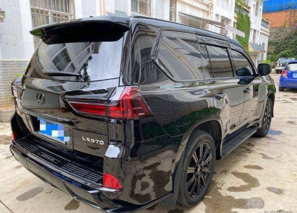 180万的凌志lx570,加原厂黑武士套件,落地超200万车主依旧开心