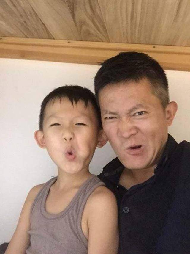 把老婆宠得每天带到剧组,拍戏赚的钱都上交,如今把儿子养成这样