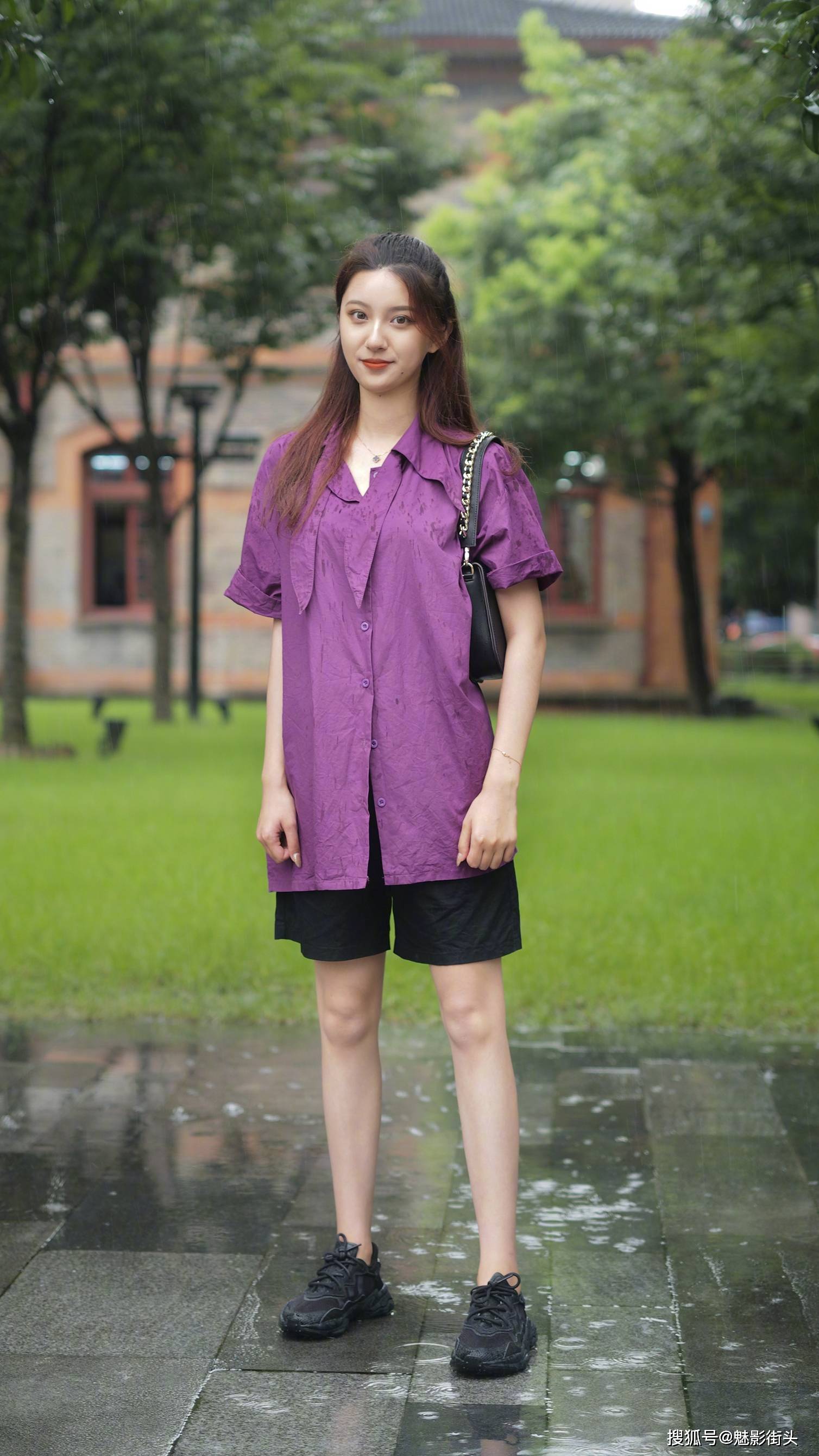 女生的夏日清凉装,裙子可以说占了相当大的一部分比例.