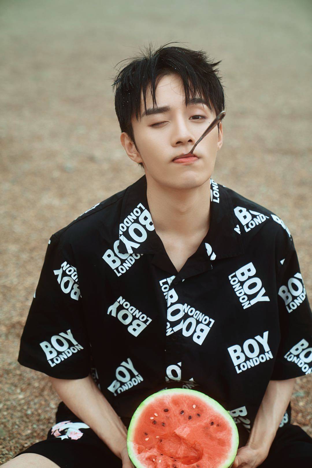 权沛伦最新时尚大片,夏日里的清爽少年