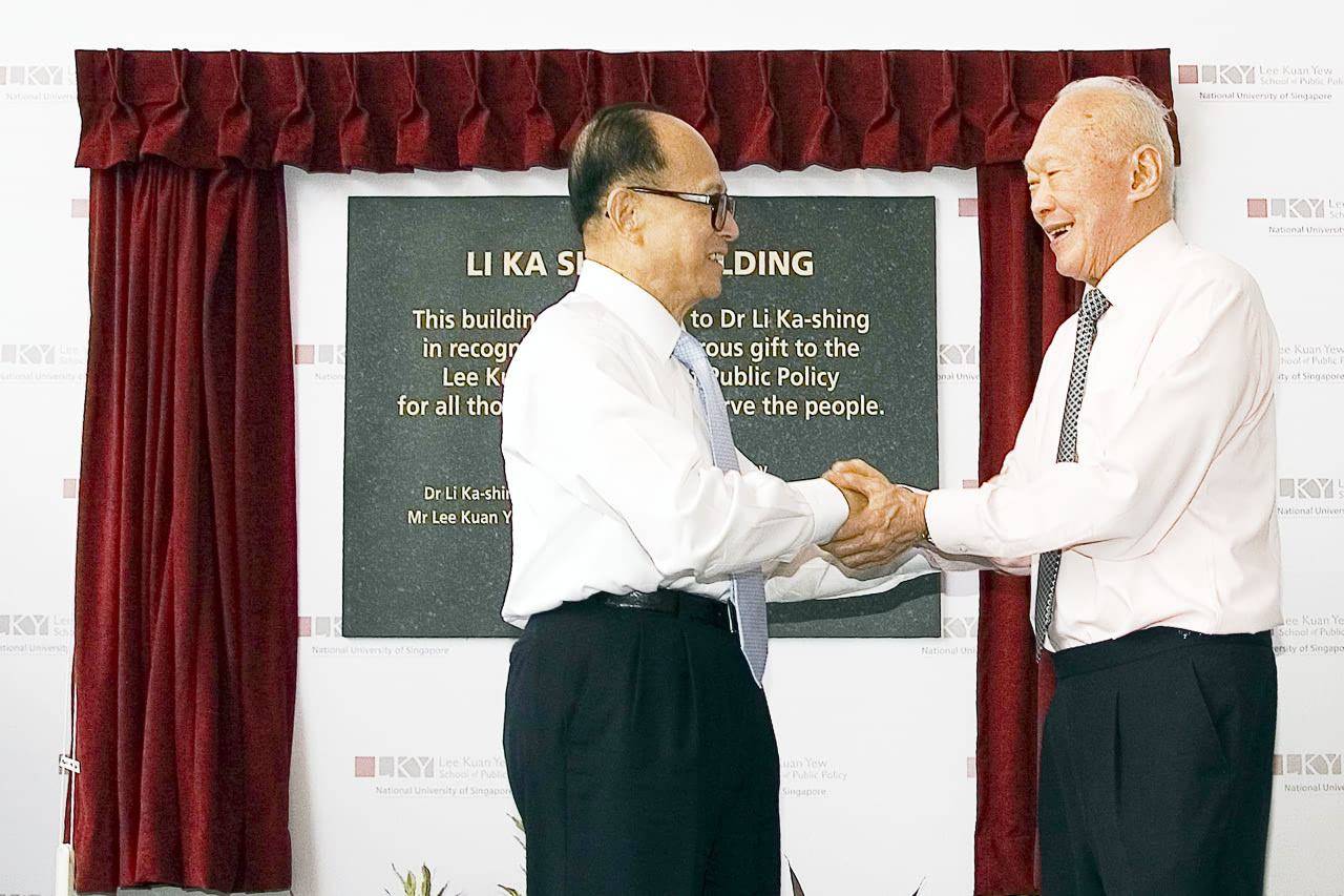 原创李嘉诚累计捐款上百亿,为什么国人对他仍不满意?李光耀一语中的