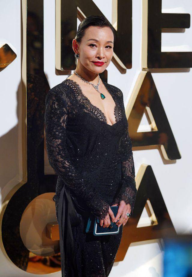 原创59岁陈冲太霸气亮片皮裙秀八字身材真是风韵不减