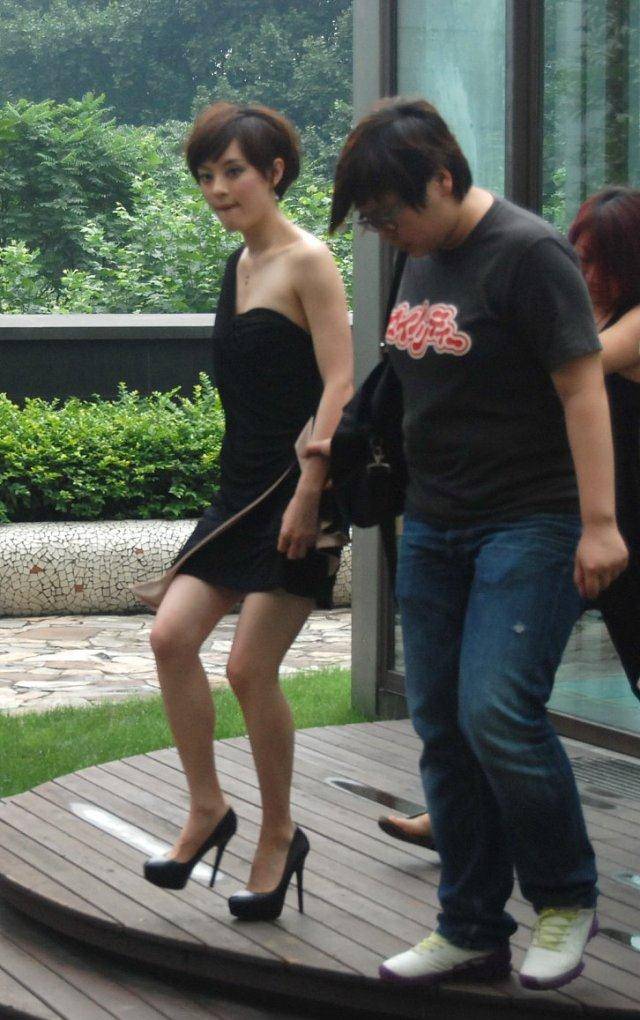 孙俪难得秀性感,穿单肩小黑裙踩恨天高,助理小心搀扶超有范