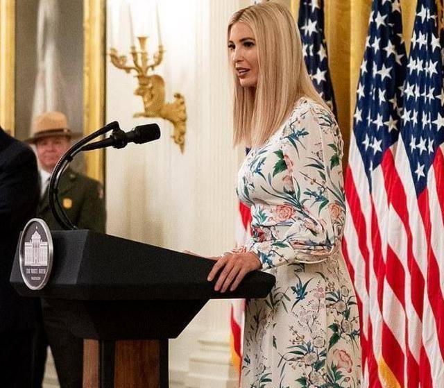 原创39岁伊万卡难逃中年发福穿印花裙遮不住粗壮身材颜值下滑严重