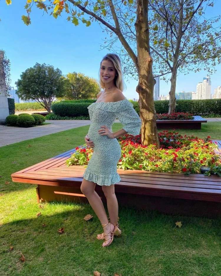 足球巨星卡卡妻子7个月孕照曝光!穿比基尼四肢仍纤细