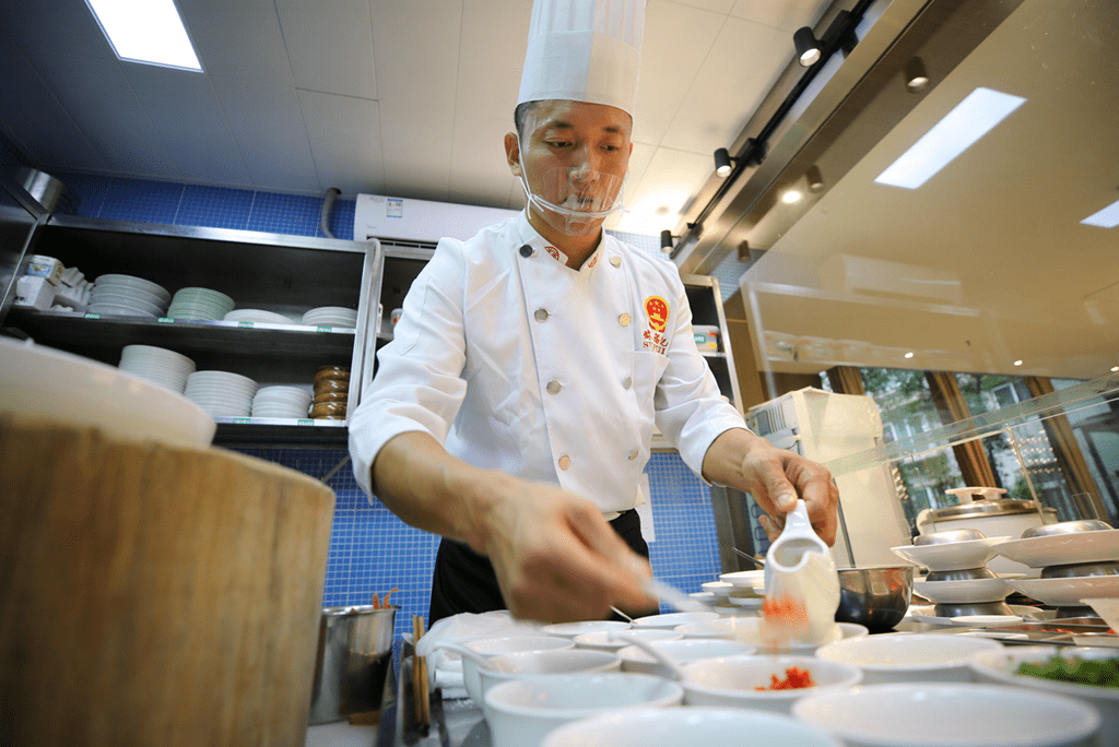 从学徒算起,从事厨师行业已经二十年了.