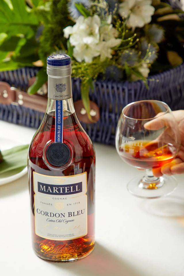 马爹利蓝带品鉴色泽:深金铜色闻香:丰满,圆润,高雅,且精致细腻的花香.