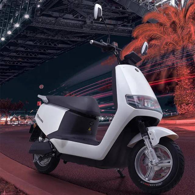 爱玛推出新电摩红牛n383搭载1000w电摩电机配备72v32ah电池