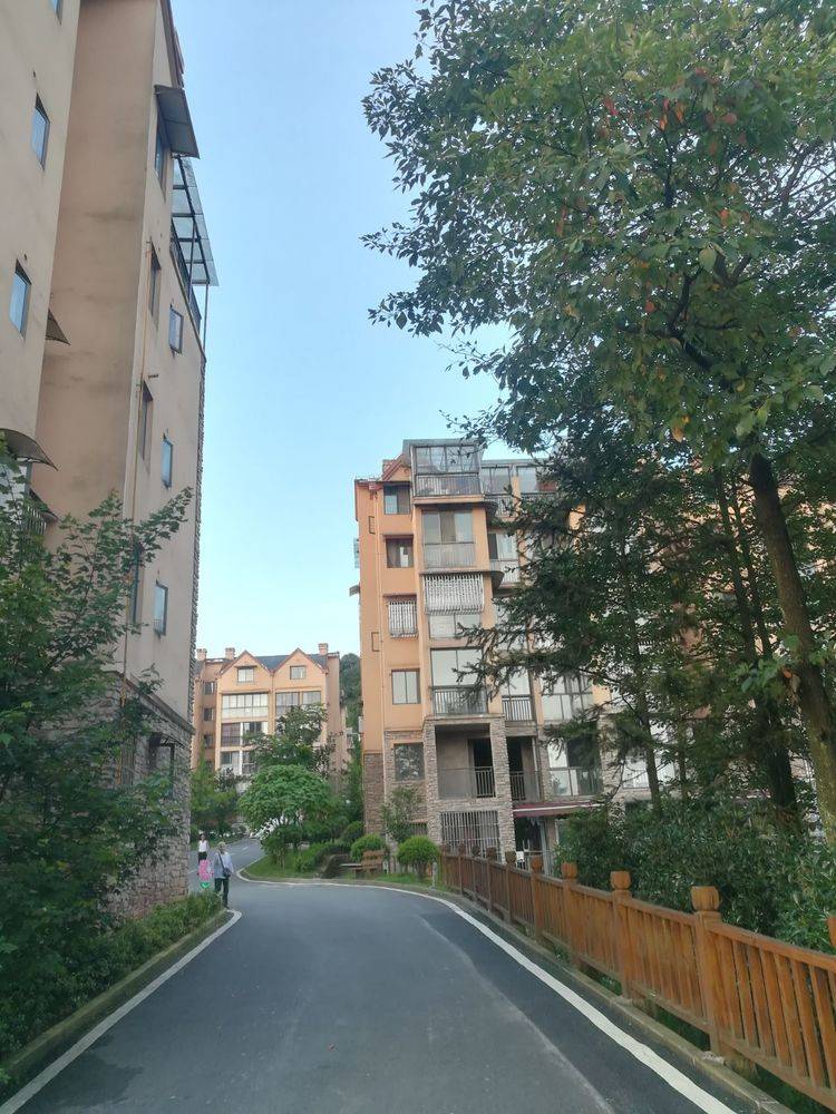 重庆退休夫妻夏季选择天岛湖避暑度假,观湖泊森林蓝天白云!