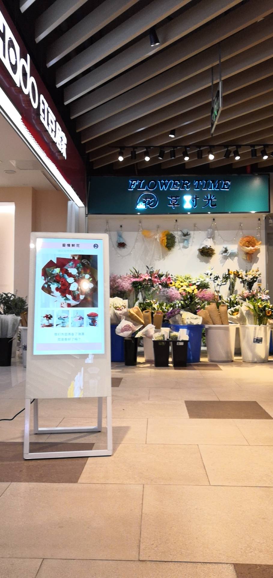 特别是商场里的店铺,室内的"室外"环境,非常适合摆放电子水牌.