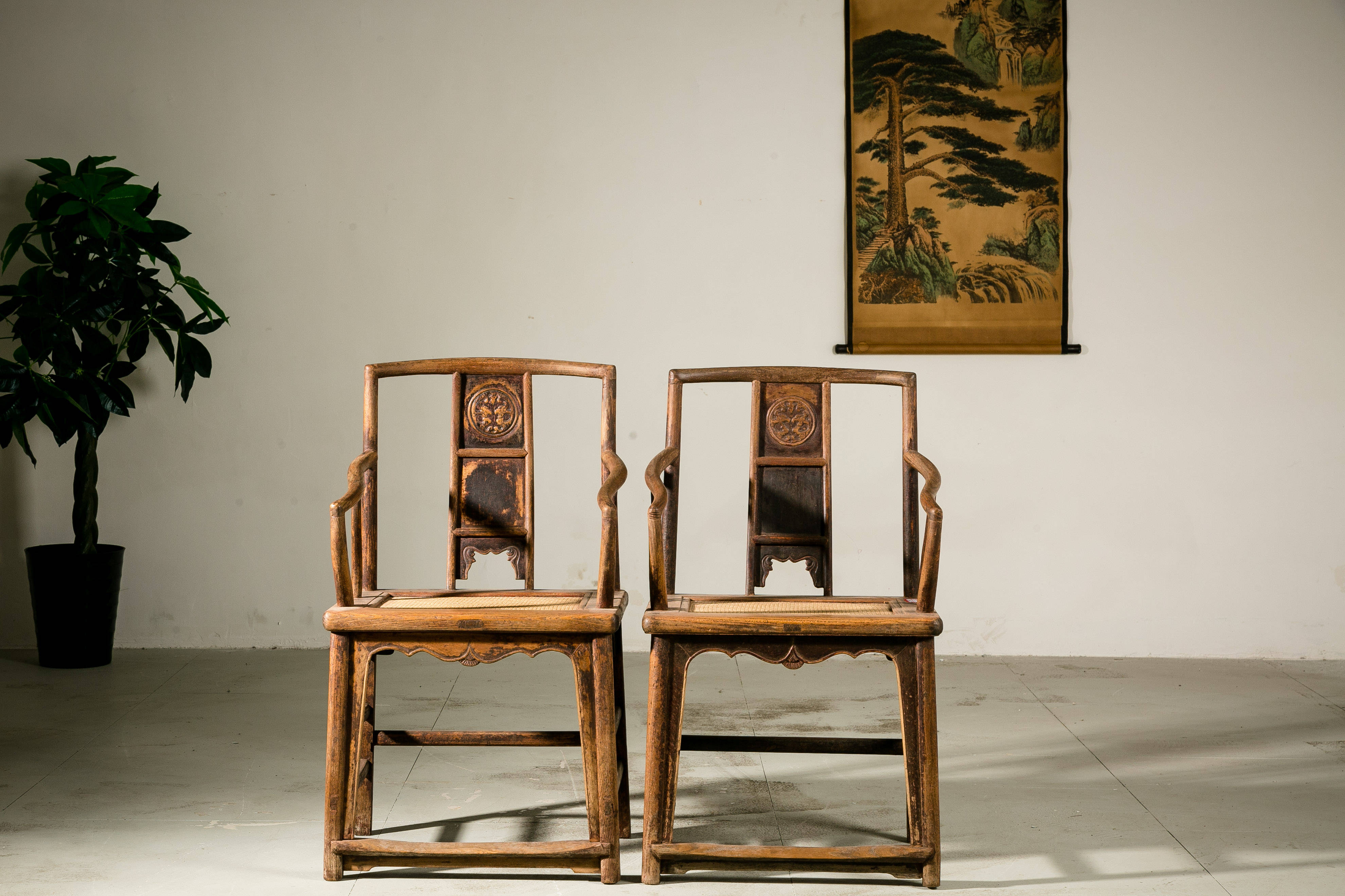 以其造型酷似古代官员的官帽而得其名. 官帽椅