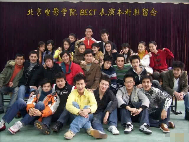 杨幂刚出道脸真的方吗?看到她的本科毕业照,网友:气质美女_照片