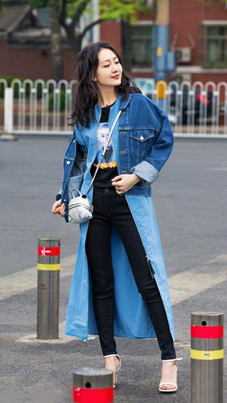 原创王鸥身材比例好优越,牛仔外套配紧身裤,一双"女团腿"真吸睛