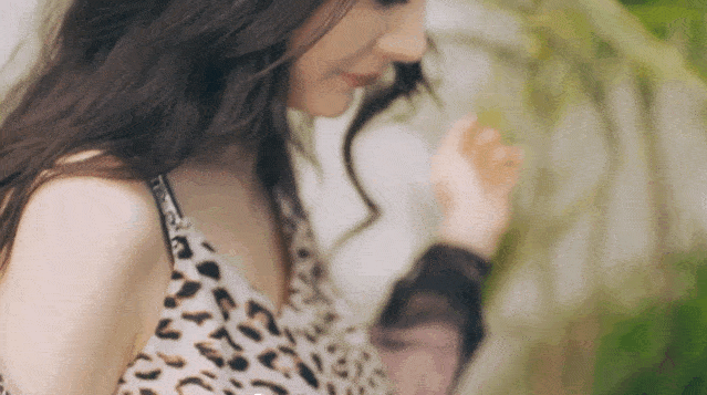 原创性感小豹猫上线杨幂穿露肩吊带裙秀凹凸有致好身材