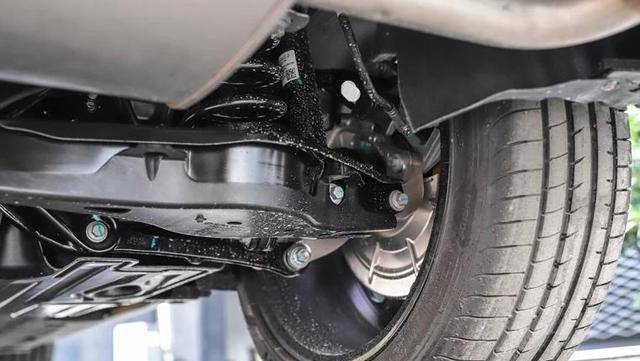 领克05在整个底盘设计方面,平整度是非常高,整个底盘都用护板进行覆盖