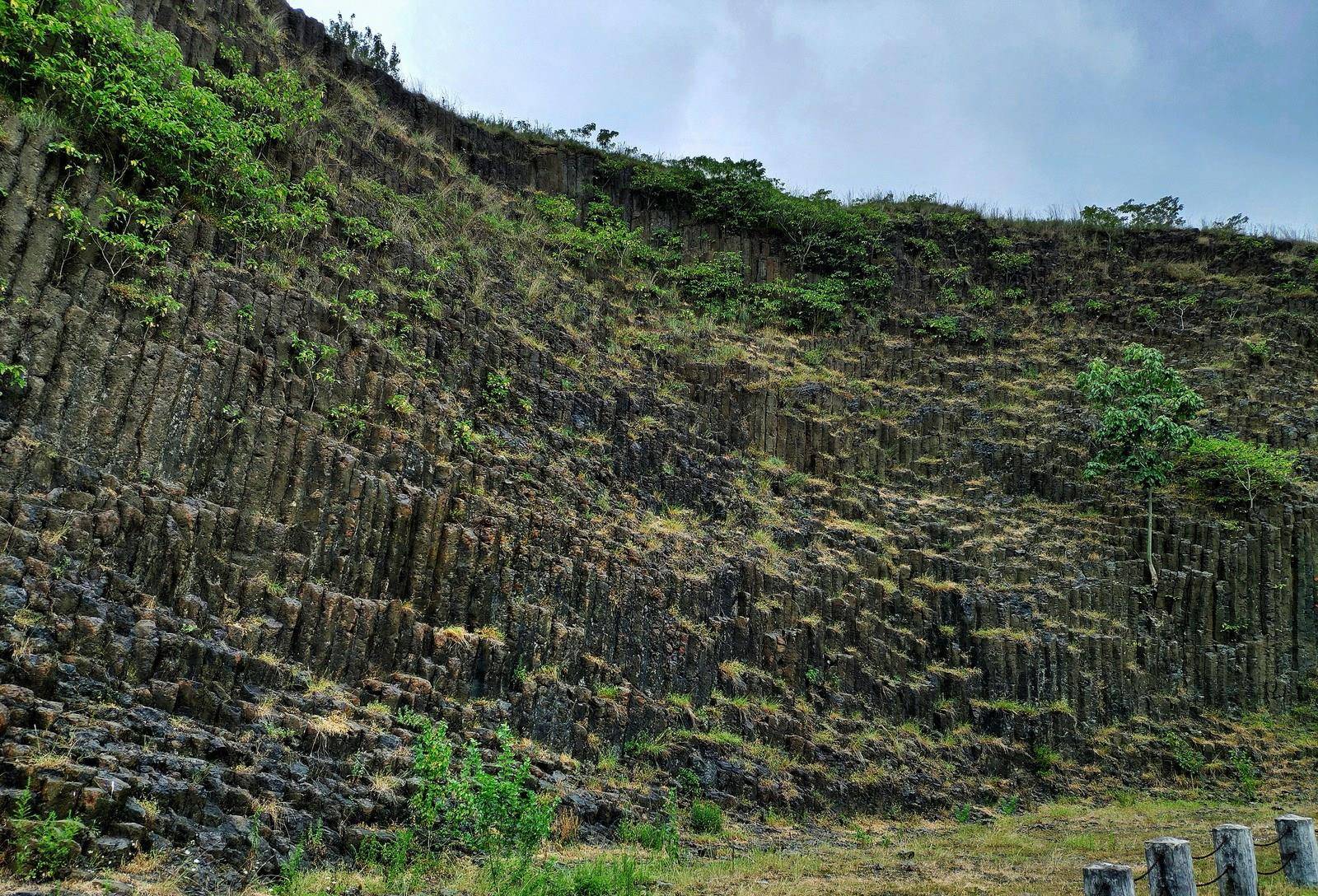 六合石柱林有垂直,有放射状排列形式,这种地质景观实属罕见_火山