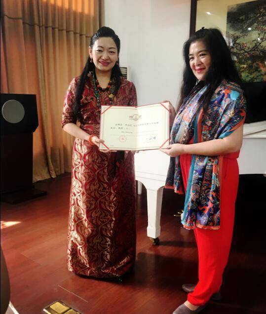 双料歌后万山红近况61岁的她依旧风采照人