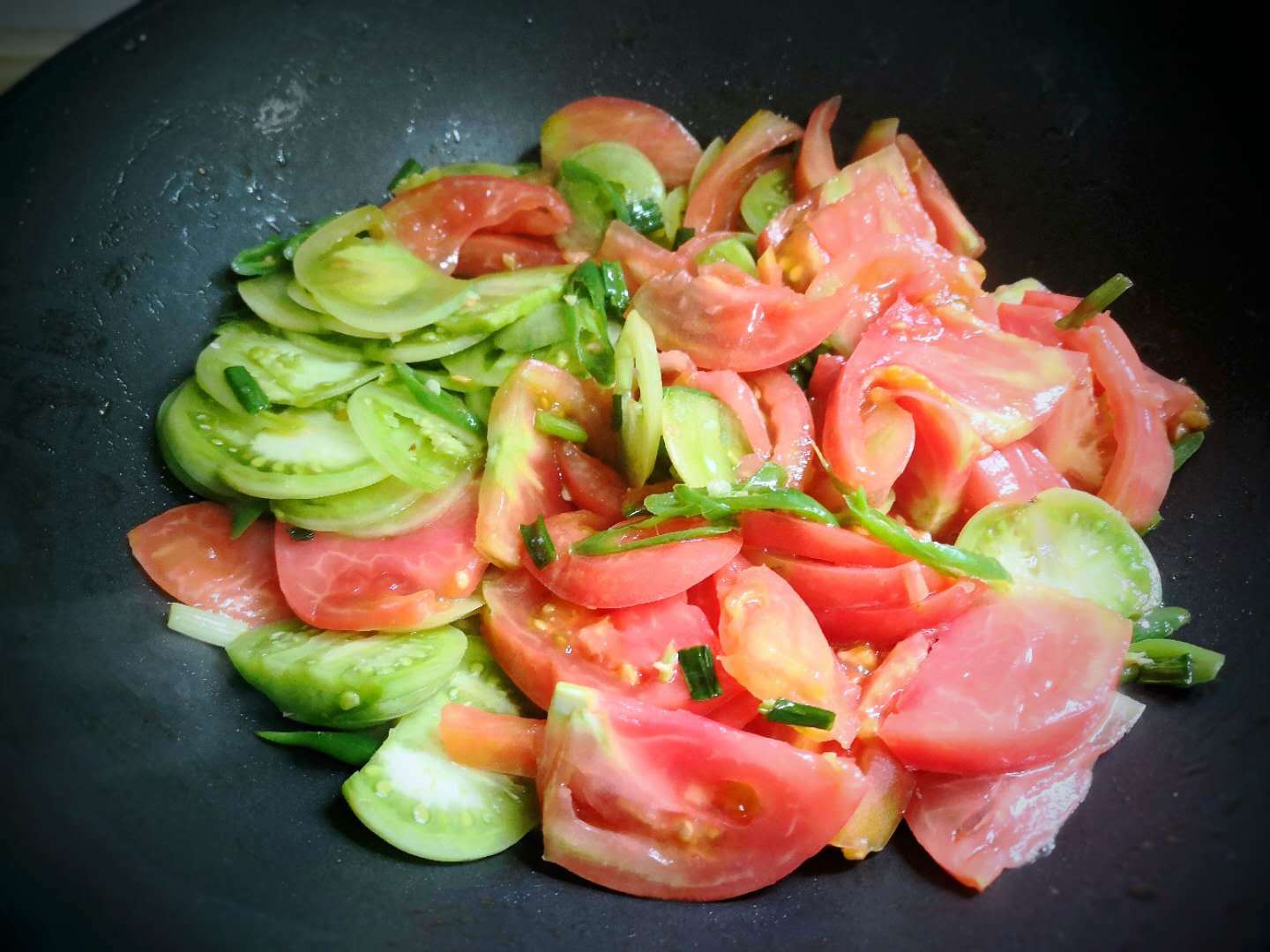 7,翻炒至青番茄呈透明变软后即可出锅装盘.