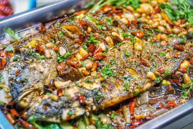 碳烤乌鱼的分量,那真不是盖的,占据大半桌,当碳火的热度充分激发出