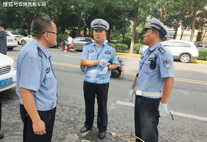 交警未央大隊副大隊長姚利軍同志帶領大隊考核組對轄區各路口,路段