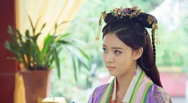 首部影视作品是《锦衣夜行》,在剧中饰演性格活泼可爱的"徐茗儿",演技