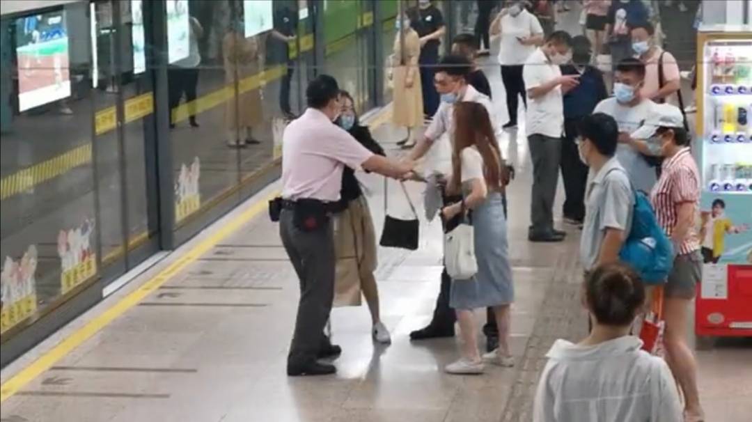 原创上海两妙龄女子在地铁站互殴,二人均使出女人打架必用招数