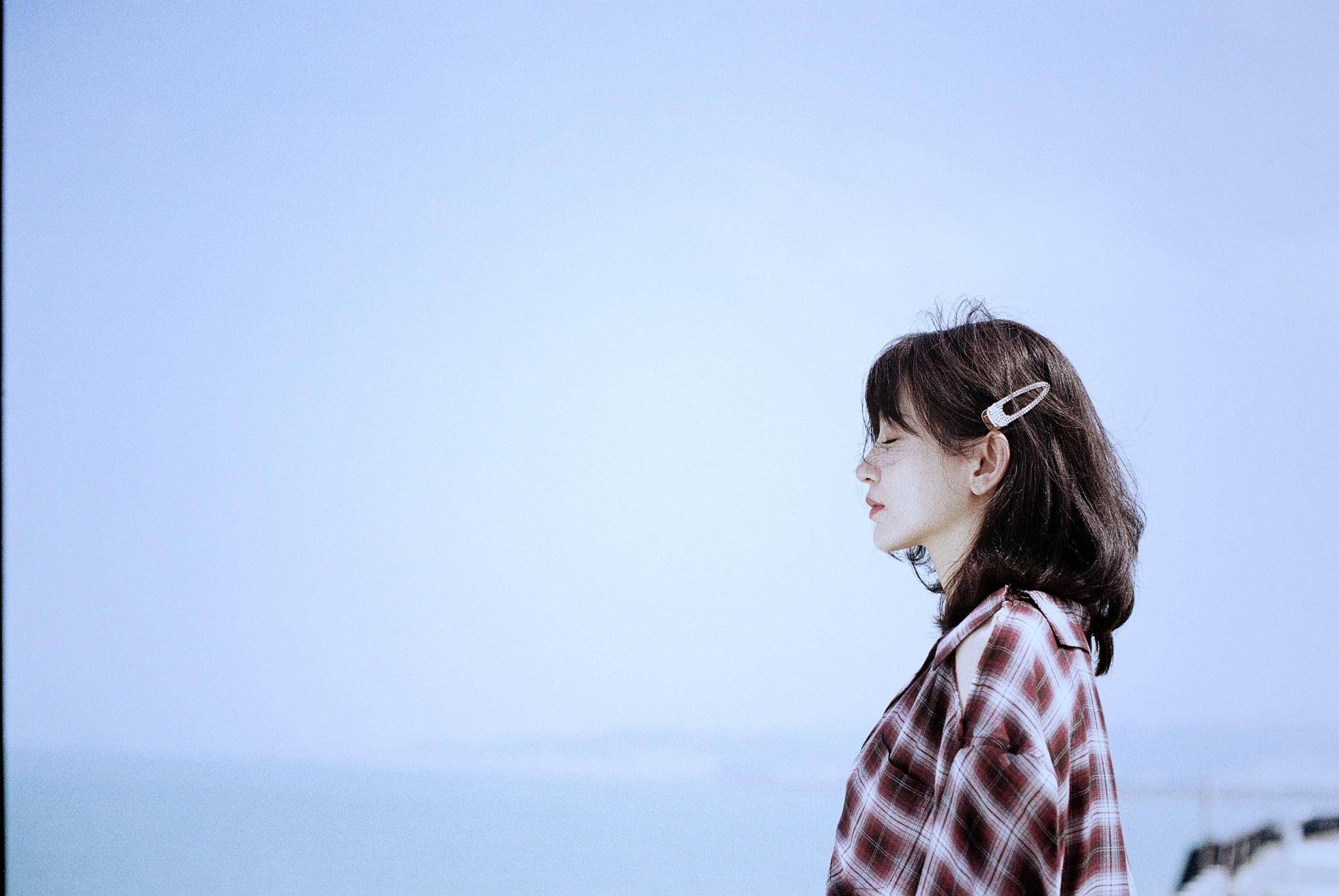 施诗片场新写真大片曝光 格衬衫搭配花边裙 尽显青春洋溢