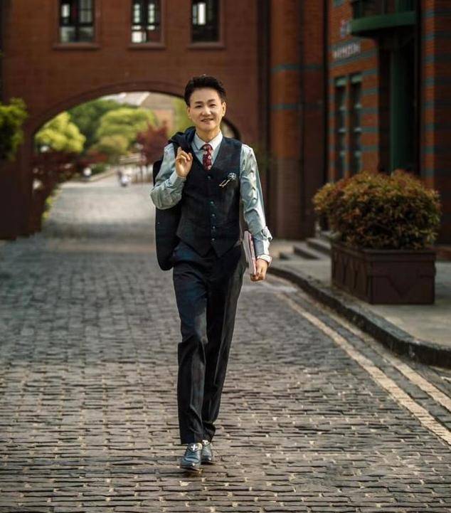 这个人,叫胡海,很多健身的人应该会了解过,之前还曾经参加过一些综艺