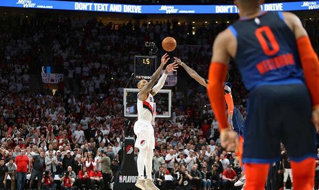 的罚球后,帕特里克·贝弗利,保罗·乔治和马库斯·莫里斯嘲讽了dame