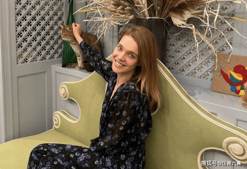 到了巴黎之后,natalia继续在模特学校进行系统的培训和学习,而17岁的