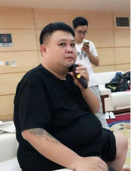 原创46岁吴京发福严重,8块腹肌变成大肚腩,肚子比站在边上的孙越还大