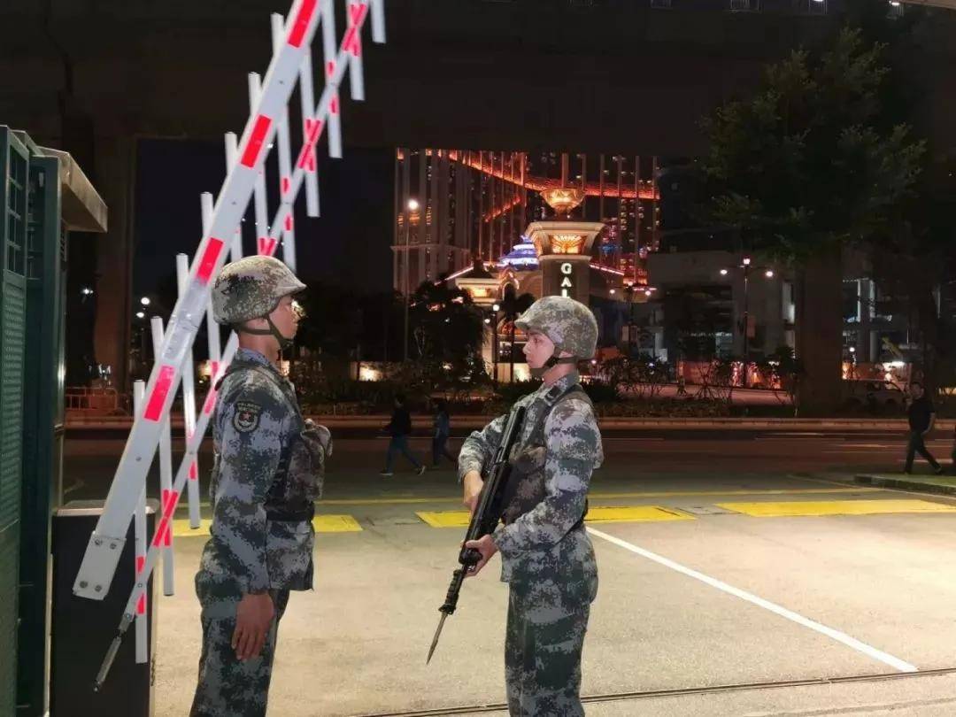 两名士兵在站岗,为何却只配备一把枪?20多年前一惨痛教训要吸取_哨兵