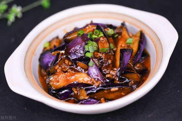 肉末酱烧茄子的懒人做法,味道鲜香茄子软嫩