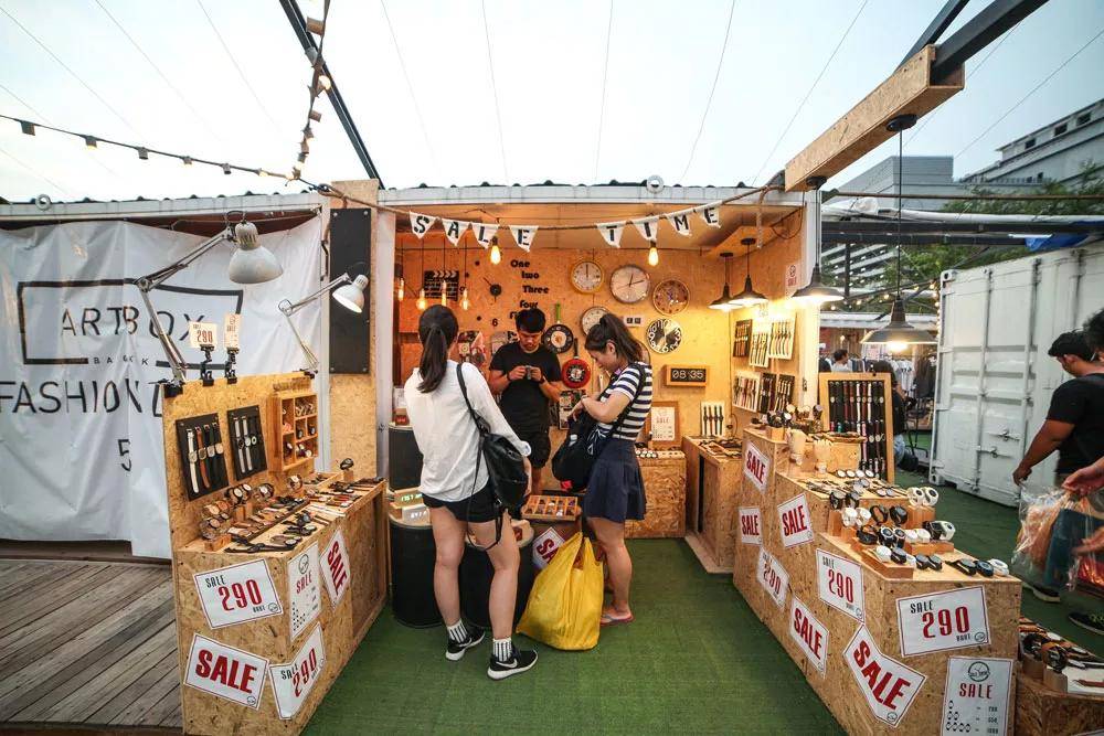 在水里摆地摊水上市场水上市场也是泰国的一大特色,《007》,《杜拉拉