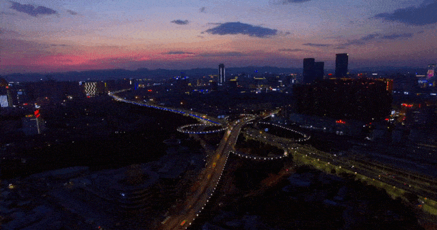 昼与夜不动声色的完成交接仪式,黎明到来,此时,塔夫的师生们依然在