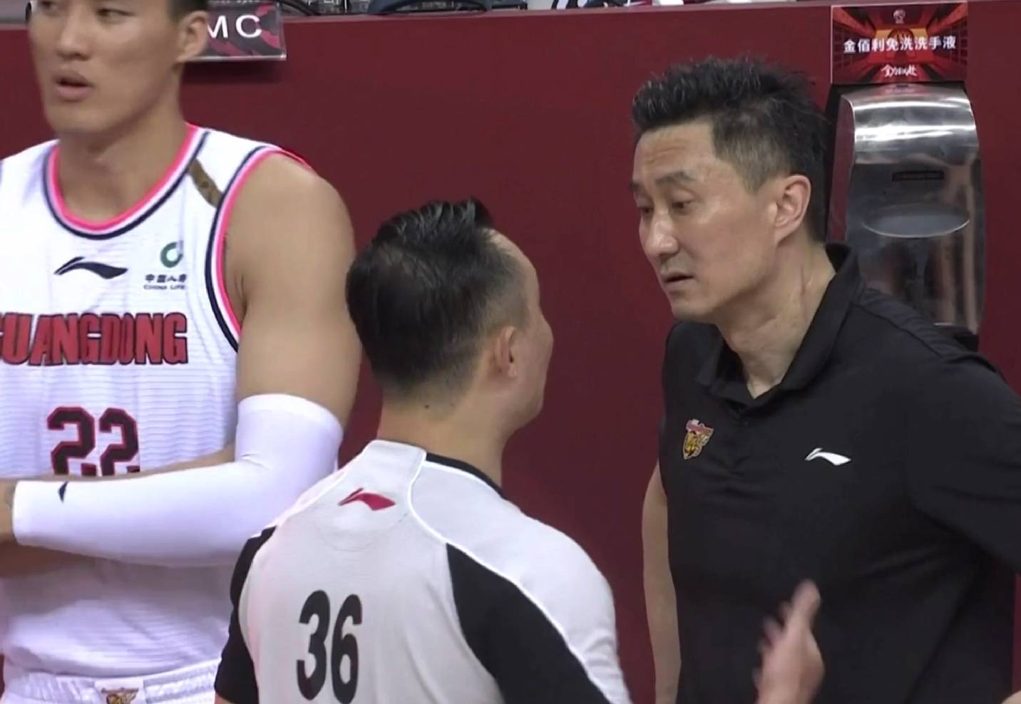原创苏伟遭驱逐细节,裁判马上跟杜锋解释,技术台长发女生抢戏!
