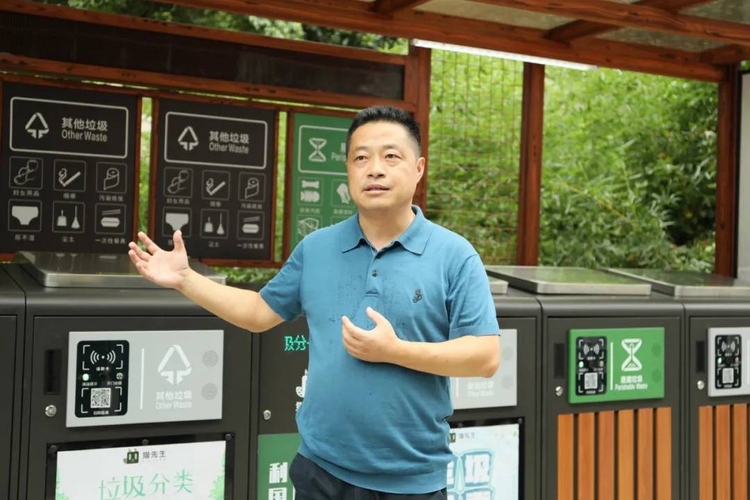 安吉县领导视察猫先生智能垃圾分类房垃圾分类收集情况