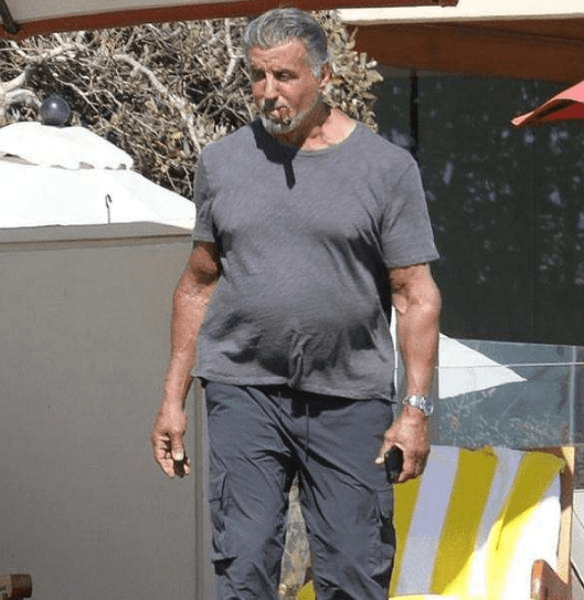 74岁史泰龙身材发福,昔日硬汉形象全无,搂娇妻看女儿戏水!_珍妮弗