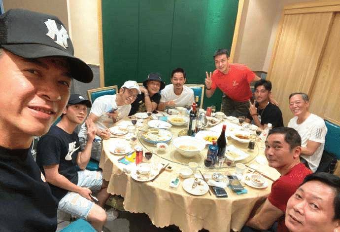 曝光的照片中,除了李耀景本人外,还有一众tvb老戏骨,且全部都是男演员
