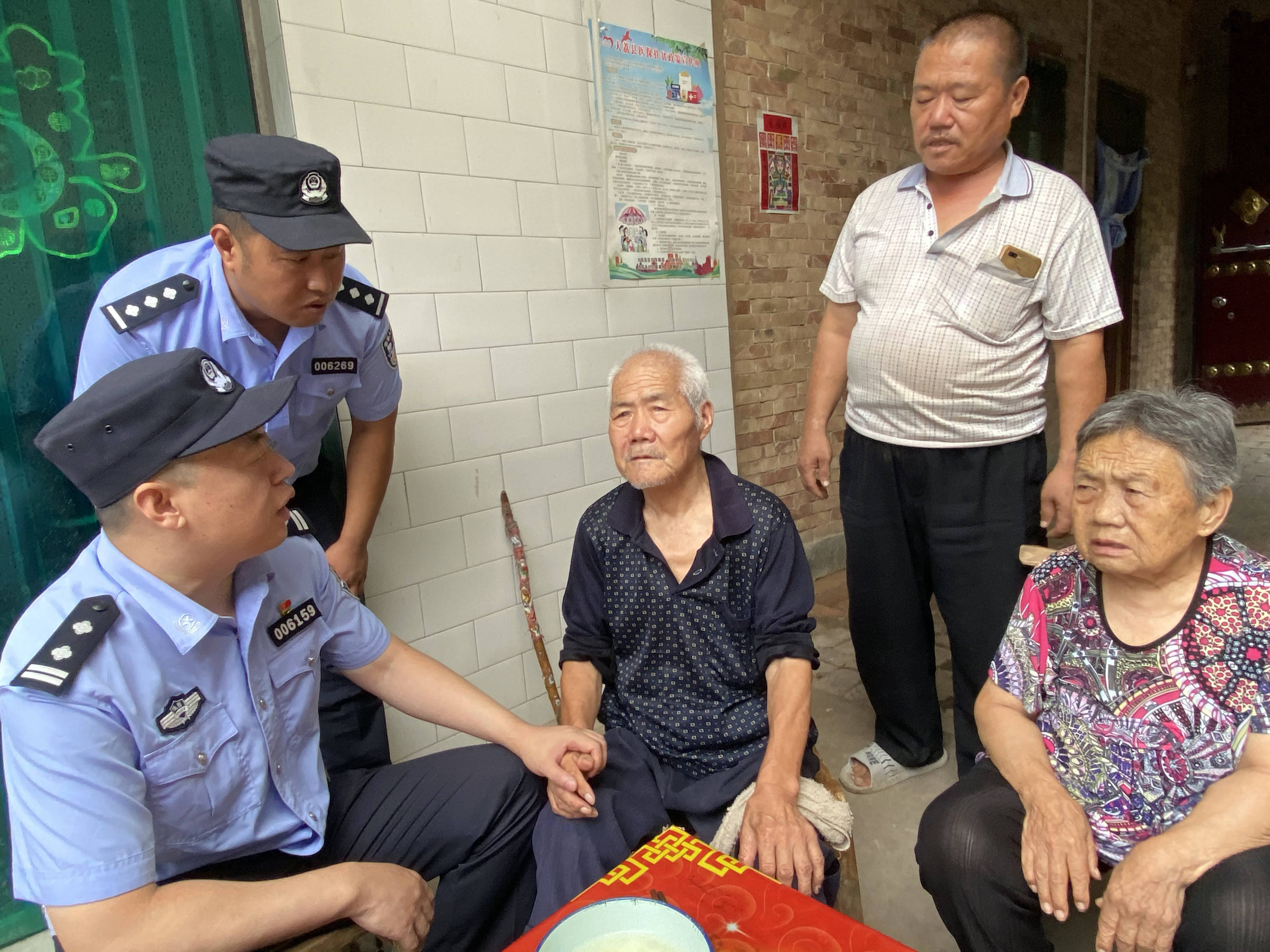 陕西大荔公安局安仁派出所走"千家万户"架起警民"连心桥