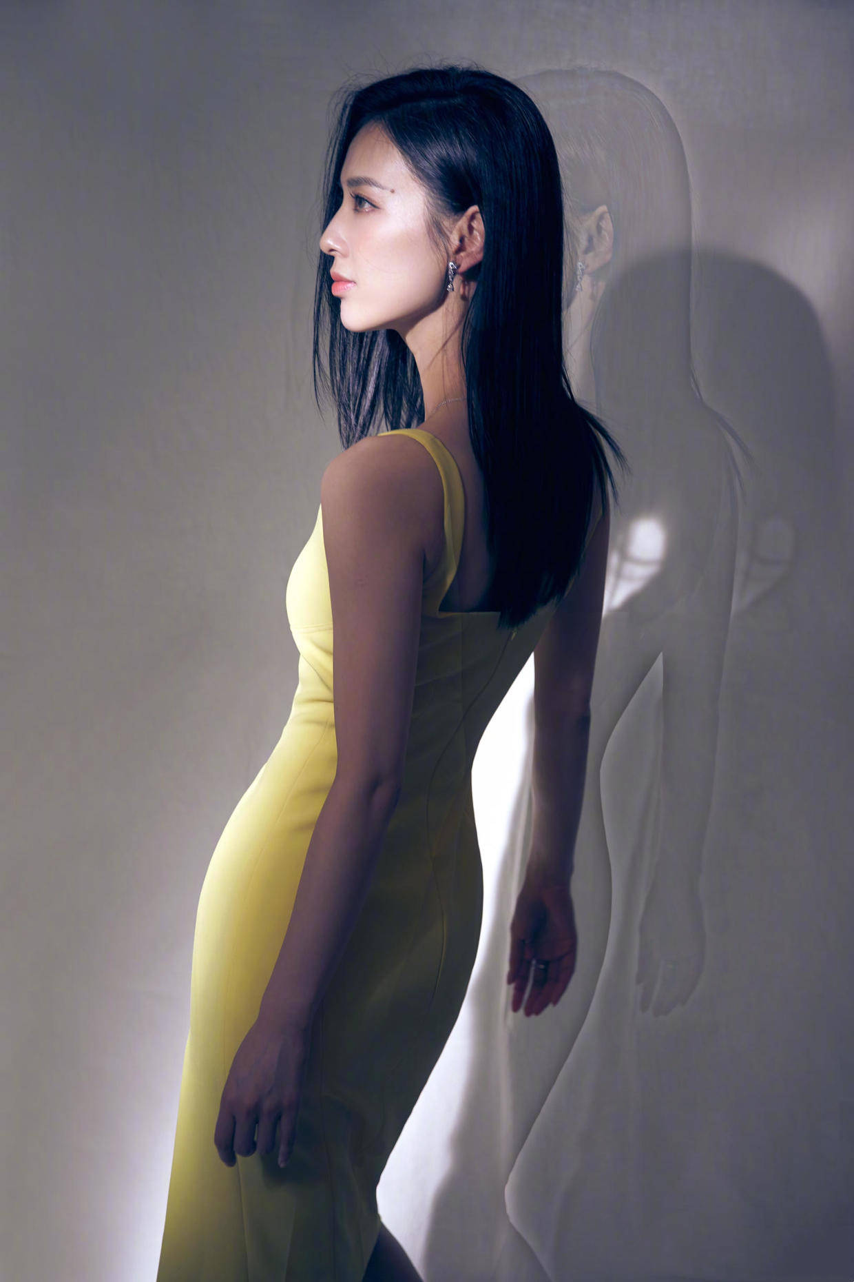 黄圣依这气质人间少有,穿红色吊带连衣裙高挑大气,女神范十足