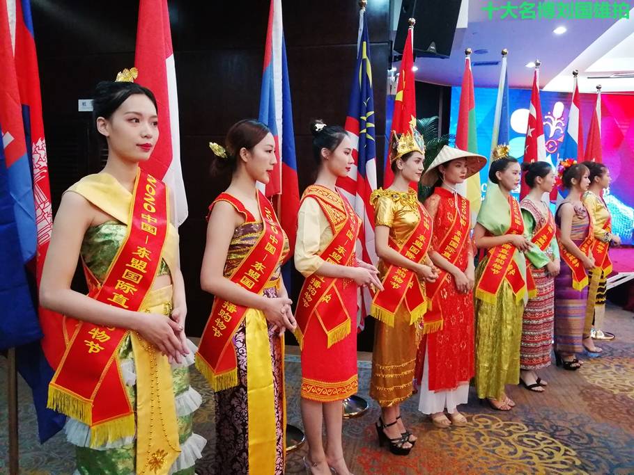一排身穿东盟各国民族服装的靓丽模特