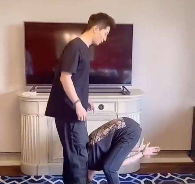 跟窦骁穿情侣装玩反手抱,笑容可爱身材太瘦啦_黑色