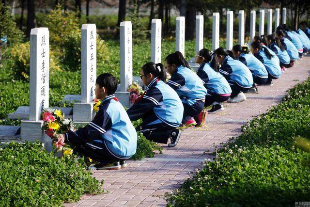 清明节学生烈士墓园扫墓