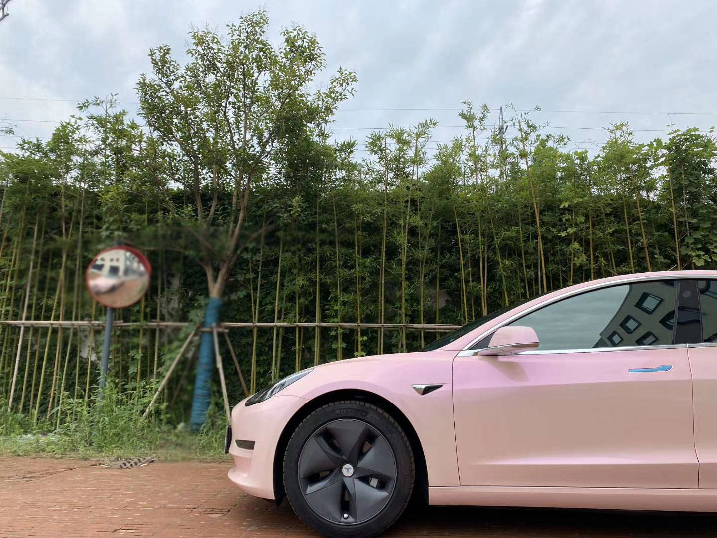 特斯拉改色梦幻粉甜到猛男落泪