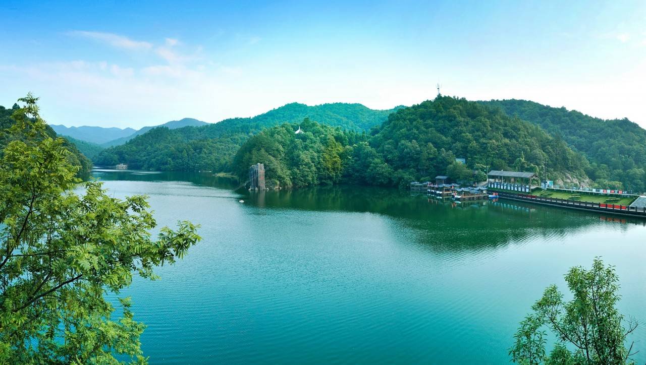 青山照绿水,绿水映青山,这里素有"湖北小九寨"的美誉