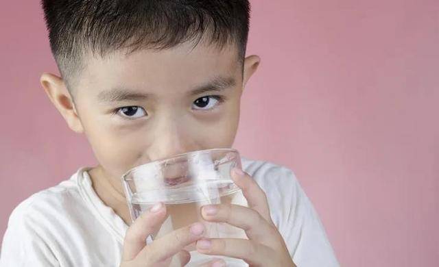 美赞臣新妈妈读本:天热宝宝多喝水准没错?超全喝水指南速藏