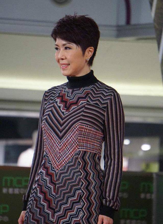 原创红极一时的老戏骨关菊英离婚后恋上同性富婆62岁依然未婚