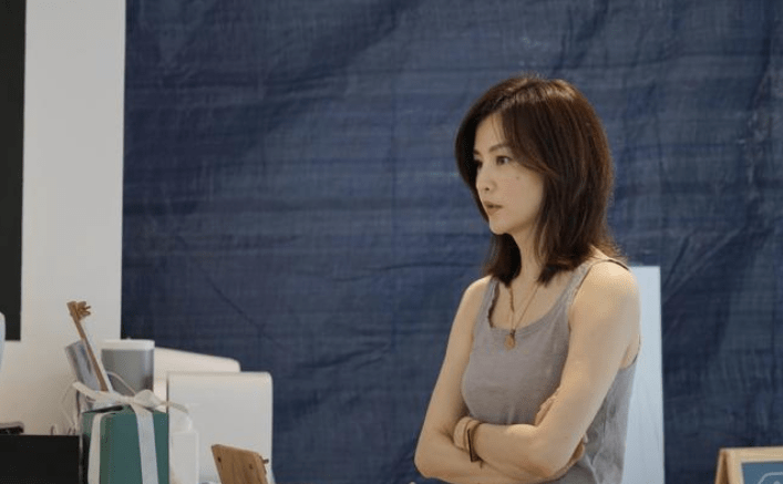 原创记得粉红女郎余露吗美艳不输陈好42岁穿灰色背心很淡雅