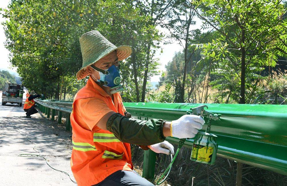 烈日下的养路工_工人